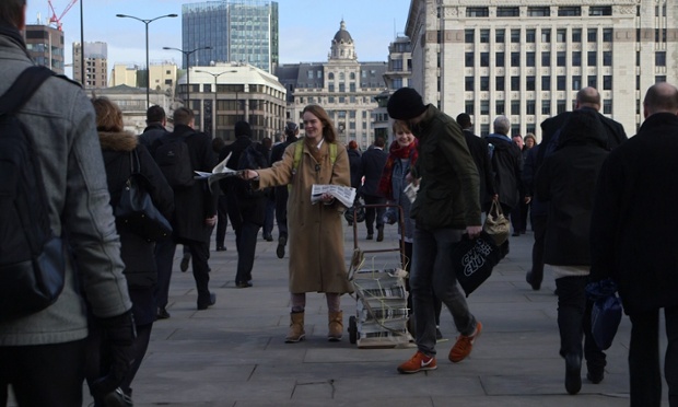 У Лондоні художниця розповсюджувала саморобні копії The Guardian