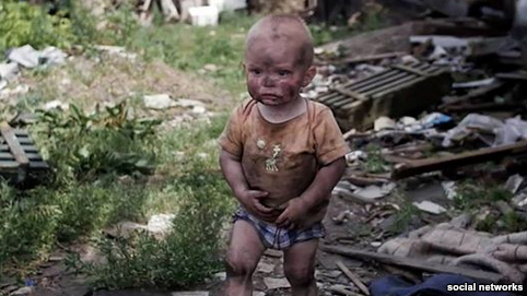 Масово поширене фото «хлопчика з Донецька на руїнах» виявилось фейком