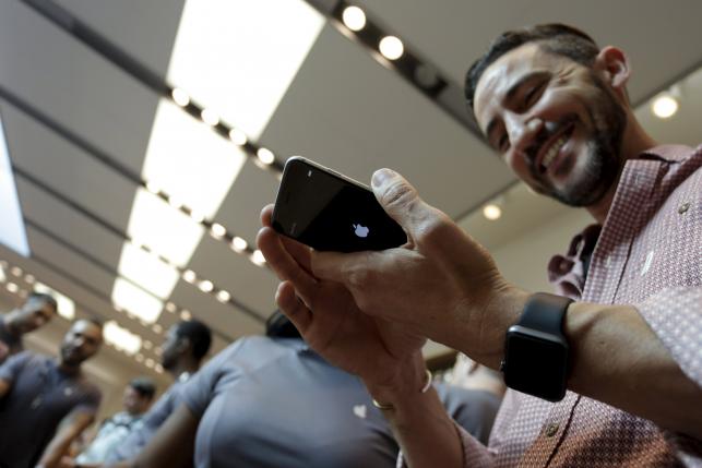 Apple повідомляє про рекордні продажі iPhone 6s і iPhone 6s Plus у перші вихідні