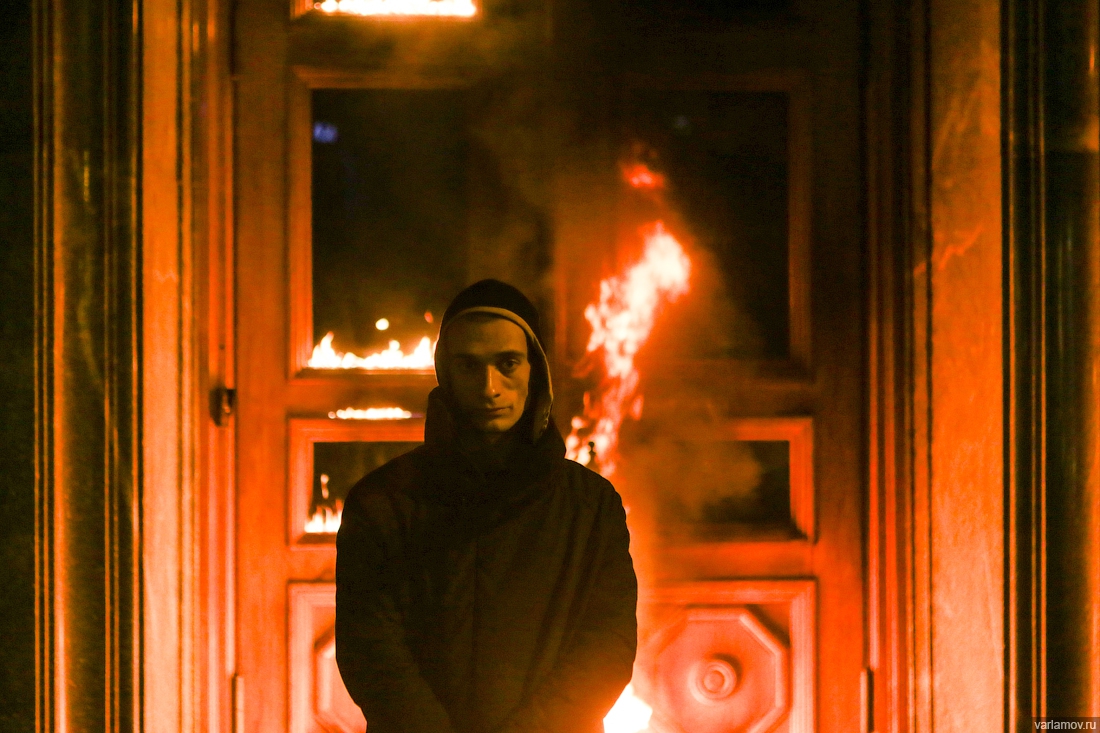 Російський художник Павленський підпалив двері будівлі ФСБ - його та журналістів затримали