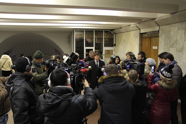 Біля станції метро у Києві хуліган напав на журналіста – відкрито провадження