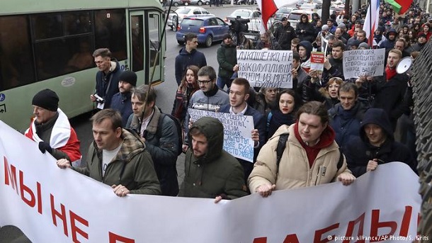 В Білорусі затримували журналістів, які висвітлювали акції проти «декрету про дармоїдів»