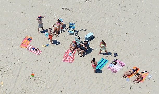 Журналісти сфотографували американського губернатора на пляжі, який він закрив для громадськості