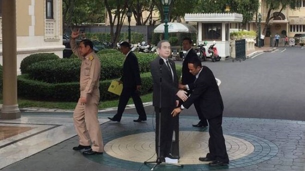 Прем'єр-міністр Таїланду запропонував журналістам спілкуватися з його картонною фігурою