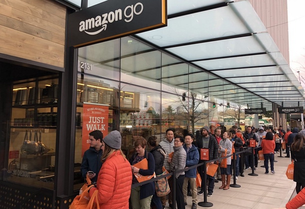 Біля автоматизованого супермаркету Amazon вишикувалася черга з покупців