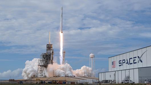 Space X втретє перенесла запуск своїх спутників для роздачі інтернету